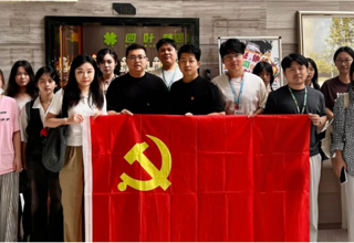 我院动画系学生党支部与视觉传达设计系学生党支部赴南宁四叶草文化传播有限公司联合开展“党建引领创新路 设计赋能产业兴”主题党日活动