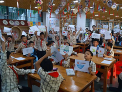 设计党建 | “党建共建促美育，艺术服务润童心”-- 必赢bwin线路检测中心党委研究生第一党支部赴民大附小开展校园文创设计辅导主题党日活动