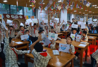 设计党建 | “党建共建促美育，艺术服务润童心”-- 必赢bwin线路检测中心党委研究生第一党支部赴民大附小开展校园文创设计辅导主题党日活动